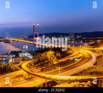 Sonnenuntergang und Beleuchtung von Tsing Ma Brücke Sehenswürdigkeiten Hängebrücke Tsing Yi Bereich der Hong Kong China. Stockfoto