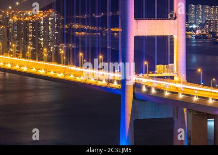 Sonnenuntergang und Beleuchtung von Tsing Ma Brücke Sehenswürdigkeiten Hängebrücke Tsing Yi Bereich der Hong Kong China. Stockfoto