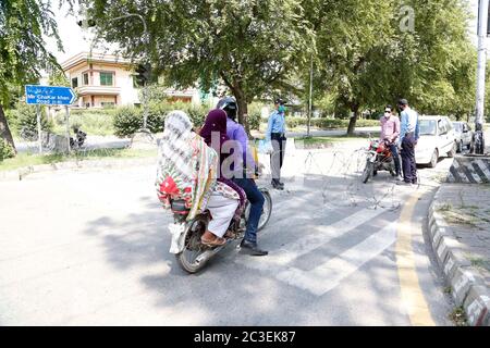 (200619) -- ISLAMABAD, 19. Juni 2020 (Xinhua) -- Polizeibeamte stoppen Motorradfahrer und Fahrzeuge in der Nähe einer versiegelten Straße in einem Wohnsektor, nachdem einige Personen am 19. Juni 2020 in Islamabad, der Hauptstadt Pakistans, positiv auf COVID-19 getestet hatten. Die pakistanische Regierung begann ab dem 9. Mai mit der Lockerung der Sperre, um den Einfluss auf die Arbeiterklasse und die Armen im Land zu mildern. Die WHO sagte, dass nach der Lockerung der Lockdown, die Rate der Ausbreitung von COVID-19 in Pakistan erhöht, fügte hinzu, dass das Land nicht erfüllen keine Voraussetzung für die Aufhebung Lockdown-Beschränkungen, laut Stockfoto