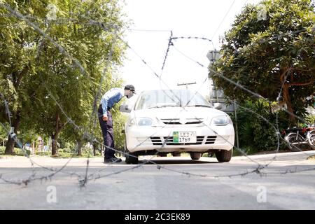 (200619) -- ISLAMABAD, 19. Juni 2020 (Xinhua) -- EIN Polizeibeamter hält ein Auto in der Nähe einer versiegelten Straße in einem Wohnsektor an, nachdem einige Personen am 19. Juni 2020 in Islamabad, der Hauptstadt Pakistans, positiv auf COVID-19 getestet hatten. Die pakistanische Regierung begann ab dem 9. Mai mit der Lockerung der Sperre, um den Einfluss auf die Arbeiterklasse und die Armen im Land zu mildern. Die WHO sagte, dass nach der Lockerung der Lockdown, die Rate der Ausbreitung von COVID-19 in Pakistan erhöht, fügte hinzu, dass das Land nicht erfüllen keine Voraussetzung für die Aufhebung Lockdown-Beschränkungen, nach den Berichten. (Xi Stockfoto