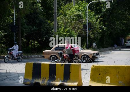 (200619) -- ISLAMABAD, 19. Juni 2020 (Xinhua) -- EIN Fahrzeug kehrt in der Nähe einer versiegelten Straße in einem Wohnsektor zurück, nachdem einige Personen am 19. Juni 2020 in Islamabad, der Hauptstadt Pakistans, positiv auf COVID-19 getestet hatten. Die pakistanische Regierung begann ab dem 9. Mai mit der Lockerung der Sperre, um den Einfluss auf die Arbeiterklasse und die Armen im Land zu mildern. Die WHO sagte, dass nach der Lockerung der Lockdown, die Rate der Ausbreitung von COVID-19 in Pakistan erhöht, fügte hinzu, dass das Land nicht erfüllen keine Voraussetzung für die Aufhebung Lockdown-Beschränkungen, nach den Berichten. (Xinhua/Ahm Stockfoto