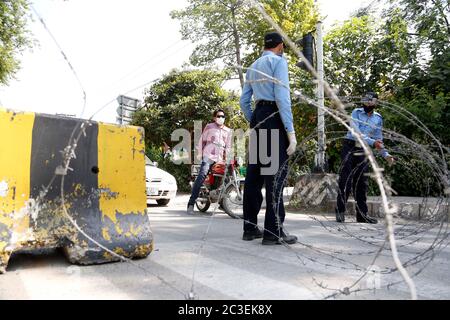 (200619) -- ISLAMABAD, 19. Juni 2020 (Xinhua) -- Polizeibeamte halten einen Motorradfahrer in der Nähe einer versiegelten Straße in einem Wohnsektor an, nachdem einige Personen am 19. Juni 2020 in Islamabad, der Hauptstadt Pakistans, positiv auf COVID-19 getestet hatten. Die pakistanische Regierung begann ab dem 9. Mai mit der Lockerung der Sperre, um den Einfluss auf die Arbeiterklasse und die Armen im Land zu mildern. Die WHO sagte, dass nach der Lockerung der Lockdown, die Rate der Ausbreitung von COVID-19 in Pakistan erhöht, fügte hinzu, dass das Land nicht erfüllen keine Voraussetzung für die Aufhebung Lockdown-Beschränkungen, nach dem Repor Stockfoto