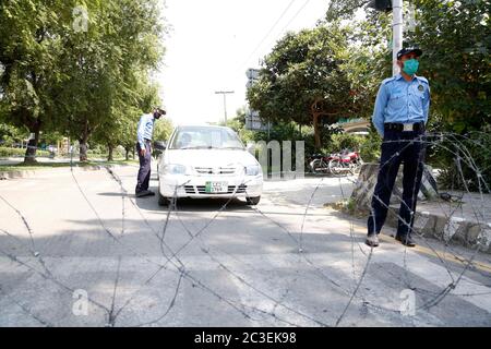 (200619) -- ISLAMABAD, 19. Juni 2020 (Xinhua) -- Polizeibeamte stehen Wache in der Nähe einer versiegelten Straße in einem Wohnsektor, nachdem einige Personen am 19. Juni 2020 in Islamabad, der Hauptstadt Pakistans, positiv auf COVID-19 getestet hatten. Die pakistanische Regierung begann ab dem 9. Mai mit der Lockerung der Sperre, um den Einfluss auf die Arbeiterklasse und die Armen im Land zu mildern. Die WHO sagte, dass nach der Lockerung der Lockdown, die Rate der Ausbreitung von COVID-19 in Pakistan erhöht, fügte hinzu, dass das Land nicht erfüllen keine Voraussetzung für die Aufhebung Lockdown-Beschränkungen, nach den Berichten. (Xin Stockfoto