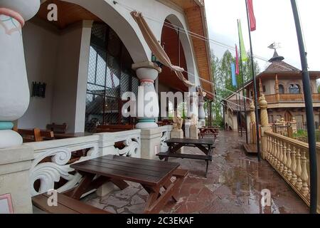 Rjasan, Russland - 14. April 2019: Restaurant des ethnischen Hotels 'Как V staroy skazke' im russischen Stil. Hotel "wie ein altes Märchen". Im ethnischen russischen Stil und im Wald gelegen. Stockfoto