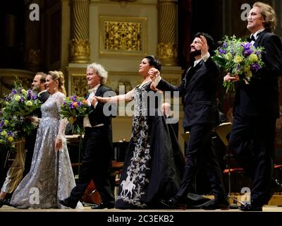 Dresden, Deutschland. Juni 2020. Die russische Sopranistin Anna Netrebko (4. V.l.) und ihr Mann Yusif Eyvazov (2. V.l.) stehen neben der Mezzosopranistin Elena Maximova (2. V.l.) und dem Dirigenten Johannes Wulff-Woesten (3. V.l.) auf der Bühne. Während des letzten Applaus am Ende des ersten Konzerts nach der Corona-bezogenen Besucherpause in der Semperoper. An insgesamt vier aufeinanderfolgenden Abenden wird Verdis Oper 'Don Carlo' in einer konzertanten Aufführung aufgeführt. Quelle: Robert Michael/dpa-Zentralbild/dpa/Alamy Live News Stockfoto