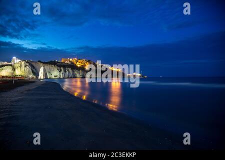 Pizzomunno Strand in der Nacht Stockfoto