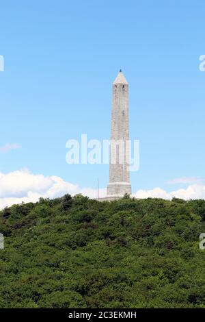 Der High Point State Park in Sussex County, NJ, USA enthält das High Point Monument, das den höchsten Punkt über dem Meeresspiegel des Staates mit 1,803 Fuß markiert. Stockfoto