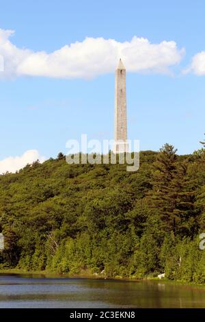 Der High Point State Park in Sussex County, NJ, USA enthält das High Point Monument, das den höchsten Punkt über dem Meeresspiegel des Staates mit 1,803 Fuß markiert. Stockfoto