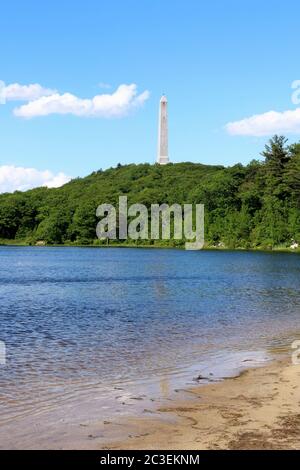 Der High Point State Park in Sussex County, NJ, USA enthält das High Point Monument, das den höchsten Punkt über dem Meeresspiegel des Staates mit 1,803 Fuß markiert. Stockfoto