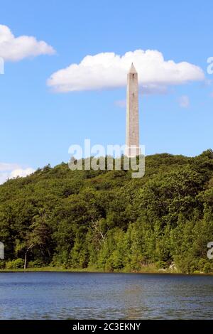 Der High Point State Park in Sussex County, NJ, USA enthält das High Point Monument, das den höchsten Punkt über dem Meeresspiegel des Staates mit 1,803 Fuß markiert. Stockfoto