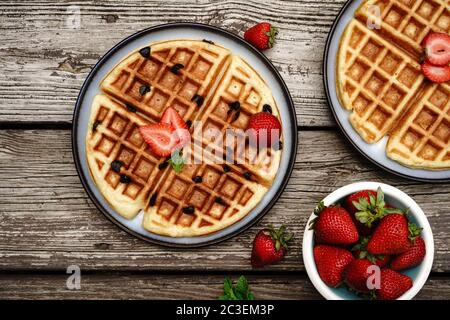 Hausgemachte Schokoladenwaffeln mit Erdbeeren Stockfoto