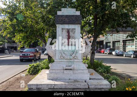 Detroit, Michigan - Stadtarbeiter entfernten eine Statue von Christopher Columbus, die neben Rathaus seit 1910 gestanden hatte. Nur der Sockel bleibt erhalten. Stockfoto