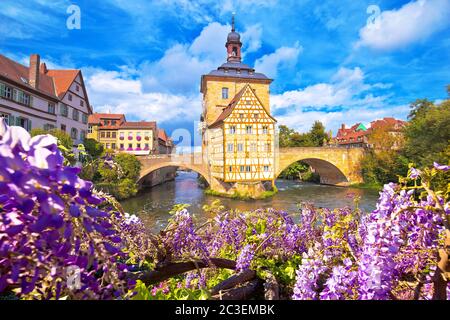 Blick auf das Alte Rathaus von Bamberg mit zwei Brücken über die Regnitz Stockfoto