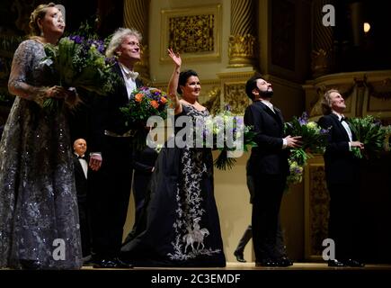 Dresden, Deutschland. Juni 2020. Die russische Sopranistin Anna Netrebko (3. V.l.) und ihr Mann Yusif Eyvazov (2. V.r.) stehen neben der Mezzosopranistin Elena Maximova (l.) und dem Dirigenten Johannes Wulff-Woesten (2. V.l.) auf der Bühne. Während des letzten Applaus am Ende des ersten Konzerts nach der Corona-bezogenen Besucherpause in der Semperoper. An insgesamt vier aufeinanderfolgenden Abenden wird Verdis Oper 'Don Carlo' in einer konzertanten Aufführung aufgeführt. Quelle: Robert Michael/dpa-Zentralbild/dpa/Alamy Live News Stockfoto