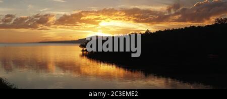 Fischerboot auf dem Wasser auf der Insel Bohol in der Nähe von Cebu City auf den Philippinen. Stockfoto