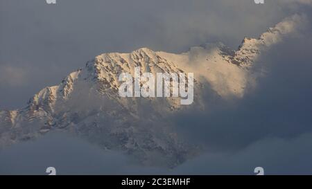 Spaziergang in der Station von Montgenevre von der Kälte, dem Schnee und dem Frost genommen. Stockfoto