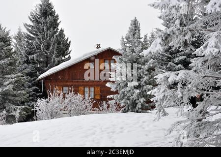 Spaziergang in der Station von Montgenevre von der Kälte, dem Schnee und dem Frost genommen. Stockfoto