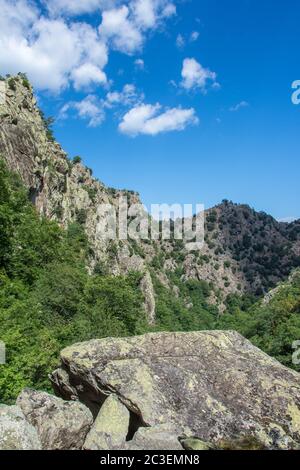 Entdeckung der östlichen Pyrenäen im Sommer, noch wilde Region Frankreichs Stockfoto