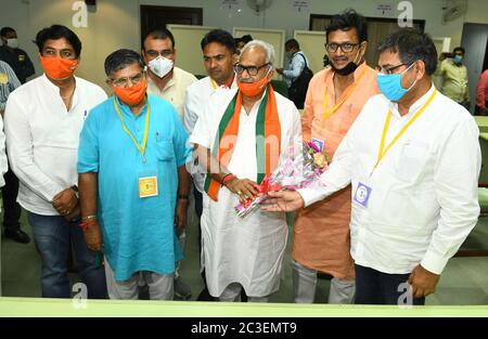 Jaipur, Rajasthan, Indien, 19. Juni 2020: BJP Staatspräsident Satish Poonia (R) präsentiert einen Blumenstrauß zu BJP-Kandidat Rajendra Gehlot, nachdem er Rajya Sabha (Rat der Staaten) Wahl bei der State Assembly in Jaipur gewonnen. Die Abstimmung fand am 19. Juni statt, um 19 freie Rajya Sabha Sitze in acht Staaten zu füllen. Dazu gehören Gujarat, Madhya Pradesh, Manipur, Mizoram, Jharkhand, Andhra Pradesh, Meghalaya und Rajasthan. BJP gewinnt 8, Kongress und YSRCP 4 jeweils, während JMM, MNF, NPP jeweils einen Sitz im Land sichern. Kredit: Sumit Saraswat/Alamy Live Nachrichten Stockfoto