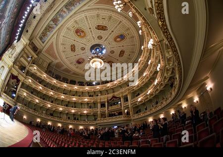 Dresden, Deutschland. Juni 2020. Die Besucher applaudieren zum Abschluss des ersten Konzerts nach der koronabezogenen Besucherpause mit der russischen Sopranistin Anna Netrebko und ihrem Mann Yusif Eyvazovin im Semperoper-Haus. An insgesamt vier aufeinanderfolgenden Abenden wird eine Konzertpräsentation von Verdis Oper "Don Carlo" aufgeführt. Quelle: Robert Michael/dpa-Zentralbild/dpa/Alamy Live News Stockfoto