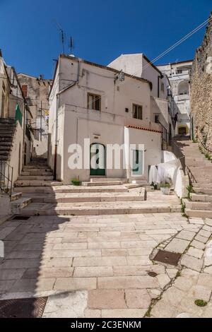 Enge Gassen und Treppen mit weißen Häusern Stockfoto