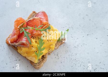 Lachs mit Eiern auf Toast Stockfoto