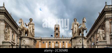 Cordonata Treppe und weiße Statuen von Castor und Pollux auf der Piazza del Campidoglio (Kapitolinischen Platz) auf dem Kapitol, Rom, Italien Stockfoto