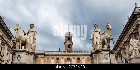 Cordonata Treppe und weiße Statuen von Castor und Pollux auf der Piazza del Campidoglio (Kapitolinischen Platz) auf dem Kapitol, Rom, Italien Stockfoto