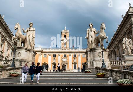 Cordonata Treppe und weiße Statuen von Castor und Pollux auf der Piazza del Campidoglio (Kapitolinischen Platz) auf dem Kapitol, Rom, Italien Stockfoto