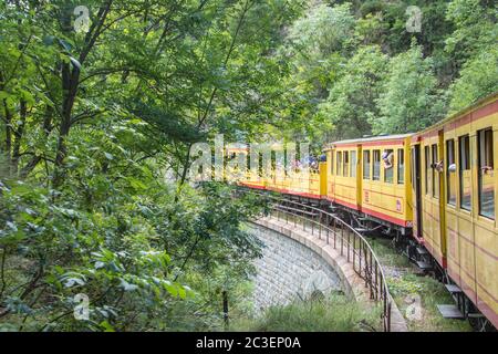 Entdeckung der östlichen Pyrenäen im Sommer, noch wilde Region Frankreichs Stockfoto