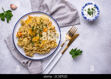 Geschmorte gesunde Bulgur mit Gemüse Stockfoto