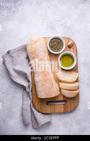 Hausgemachte französische Baguettes mit Olivenöl Stockfoto