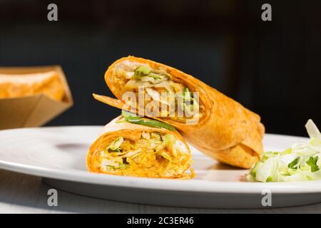 Tortillas Wraps mit Huhn Curry und Gemüse auf weißem Teller. Stockfoto