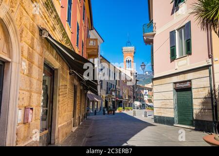 Sestri Levante, IT - Feb 2020: Citta Dei Due Mari (Stadt der zwei Meere) mit Baia del Silenzio (Bucht der Stille) und Baia delle Favole (Bucht der Fab Stockfoto