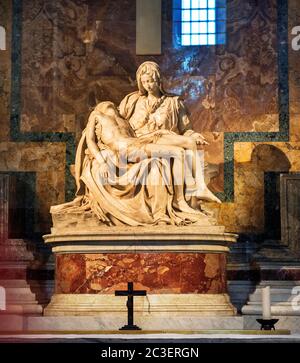 Michelangelos Pieta (das Mitleid) ist ein Werk der Renaissance-Skulptur von Michelangelo Buonarroti, in der Kathedrale St. Peter, Vatikanstadt, Rom, Italien Stockfoto