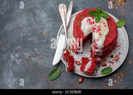 Rote Samtpfannkuchen mit Frischkäse-Sauce. Stockfoto