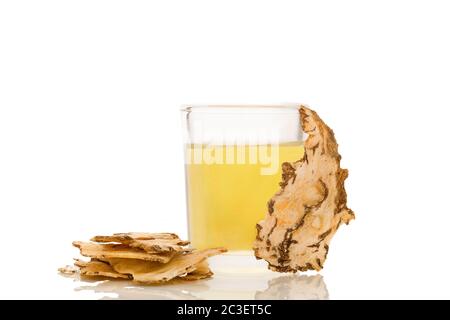 Angelica Wurzelscheibe und Tinktur isoliert auf weißem Hintergrund. Stockfoto