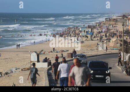 Deir Al-Balah, Der Gazastreifen, Palästina. Juni 2020. Palästinenser am Stadtstrand von Deir al-Balah im Zentrum des Gazastreifens. Kredit: Mahmoud Khattab/Quds Net Nachrichten/ZUMA Wire/Alamy Live Nachrichten Stockfoto