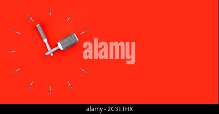 Das Konzept der Zeit für Friseure. Zifferblatt mit Bürsten auf farbigem Hintergrund. Stockfoto
