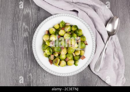 Geröstete rosenkohl mit Speck. Stockfoto