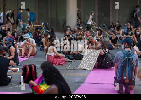 Toronto, Kanada - 19. Juni 2020. Einige tausend Demonstranten versammelten sich zur Feier des Juneteenth mit einem Sit-in-Protest auf der Bay Street in der Innenstadt von Toronto, Kanada. Mark Spowart/Alamy Live News Stockfoto