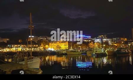 HOBART, Tasmanien, Australien - April, 11, 2016: in der Nacht Blick auf die Fischereifahrzeuge auf Victoria Dock in Hobart Stockfoto