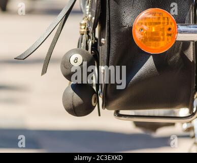 talisman Bälle auf einer Motorradfahrer Ledertasche aus nächster Nähe Stockfoto