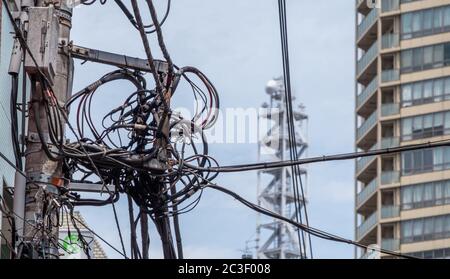 Strommasten und -Kabel, Yokohama, Japan Stockfoto