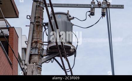 Strommasten und -Kabel, Yokohama, Japan Stockfoto