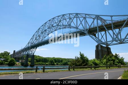 Die Sagamore Brücke (1935), die den Cape Cod Kanal überspannt. Zum Austausch geplant. Stockfoto