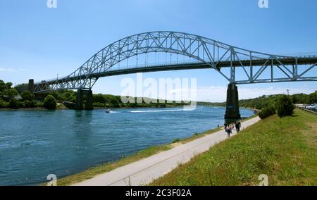 Die Sagamore Brücke (1935), die den Cape Cod Kanal überspannt. Zum Austausch geplant. Cape Cod, Mass. USA Stockfoto