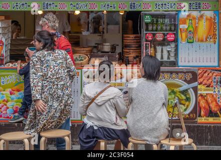 Kunden, die auf einen Imbissstand in Yokohama Chinatown, Japan, warten. Stockfoto