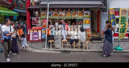 Kunden, die auf einen Imbissstand in Yokohama Chinatown, Japan, warten. Stockfoto