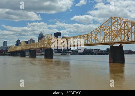 LOUISVILLE, KY - 30. MAI 2020 - Blick auf die George Rogers Clark Memorial Bridge, (Second Street Bridge) über den Ohio River und die Louisville, Kentucky Stockfoto